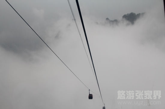 天門(mén)山索道霧中景色